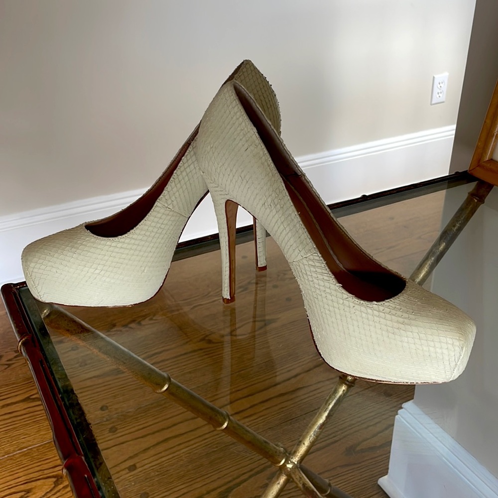 White snake skin Pencey platform heels